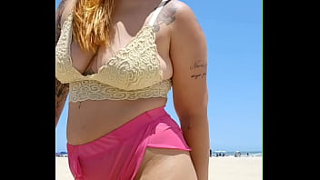 Arrumei um amante que trabalha na praia e agora eu vou na praia quase pelada só pra deixar ele de pau duro