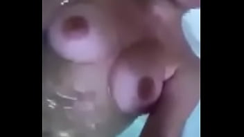 Mi novia enseñandome en el baño