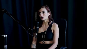 Safada demonstra o seu boquete e chupa os peitos da bia hot kamilla werneck sheer red