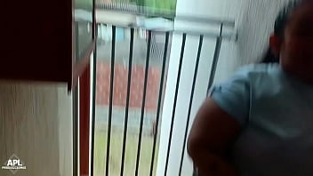 La puta de mi vecina siempre sale a la puerta mostrando su enorme culo pero esta vez me lo pude follar hasta llenarselo de creampie