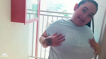 La puta de mi vecina siempre sale a la puerta mostrando su enorme culo pero esta vez me lo pude follar hasta llenarselo de creampie