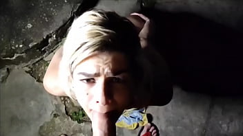 Ela me chupou no quintal