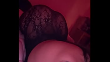 Qu'est ce que tu ferais si j'agitais ce petit cul sous tes yeux là dans le lit