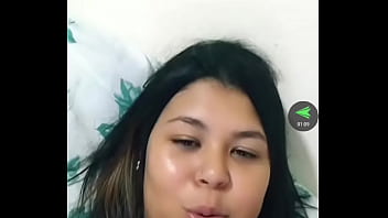 Peituda na live com bronzeado