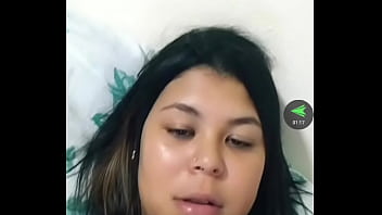 Peituda na live com bronzeado