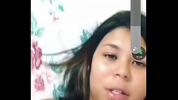 Peituda na live com bronzeado