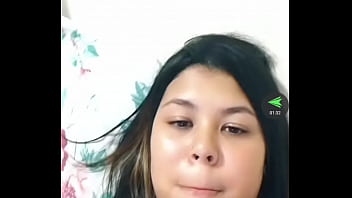 Peituda na live com bronzeado