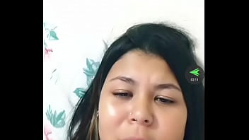 Peituda na live com bronzeado