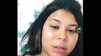 Peituda na live com bronzeado