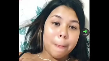 Peituda na live com bronzeado