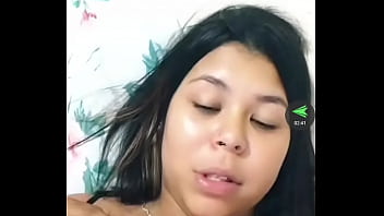 Peituda na live com bronzeado