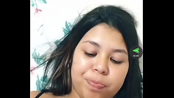 Peituda na live com bronzeado