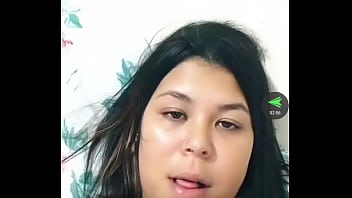 Peituda na live com bronzeado