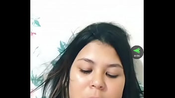 Peituda na live com bronzeado