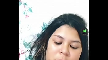 Peituda na live com bronzeado