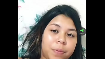 Peituda na live com bronzeado