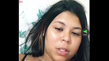 Peituda na live com bronzeado