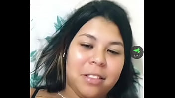 Peituda na live com bronzeado