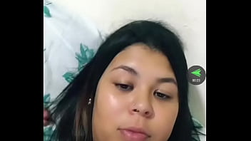 Peituda na live com bronzeado