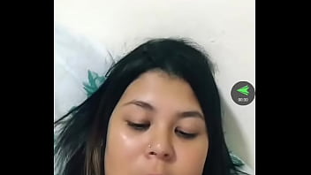 Peituda na live com bronzeado