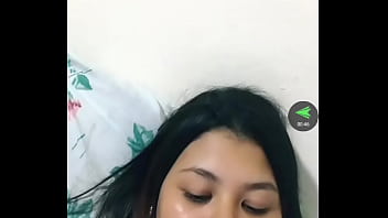 Peituda na live com bronzeado