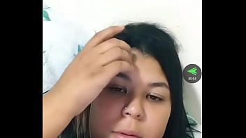 Peituda na live com bronzeado