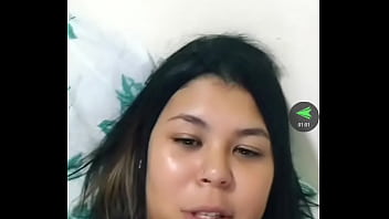 Peituda na live com bronzeado