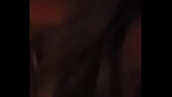 Puedes ver que se asoma en la oscuridad