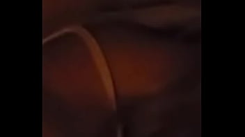 Puedes ver que se asoma en la oscuridad