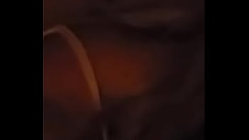 Puedes ver que se asoma en la oscuridad