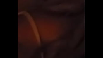 Puedes ver que se asoma en la oscuridad