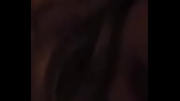 Puedes ver que se asoma en la oscuridad