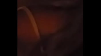 Puedes ver que se asoma en la oscuridad