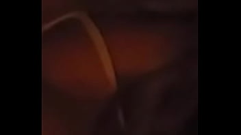 Puedes ver que se asoma en la oscuridad