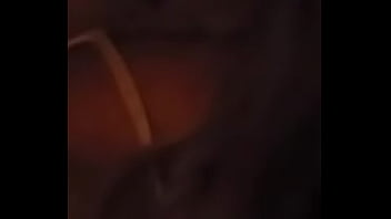 Puedes ver que se asoma en la oscuridad