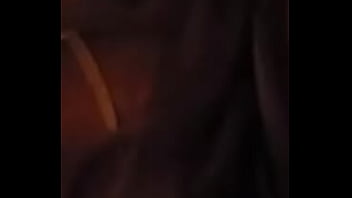 Puedes ver que se asoma en la oscuridad