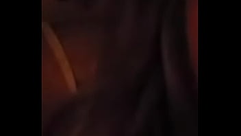 Puedes ver que se asoma en la oscuridad