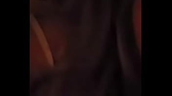 Puedes ver que se asoma en la oscuridad