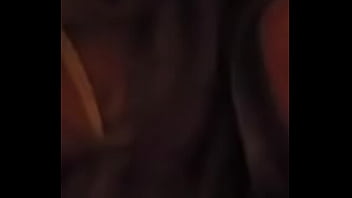 Puedes ver que se asoma en la oscuridad