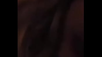 Puedes ver que se asoma en la oscuridad