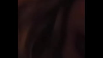 Puedes ver que se asoma en la oscuridad