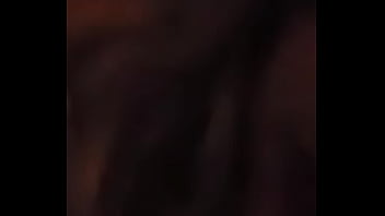 Puedes ver que se asoma en la oscuridad