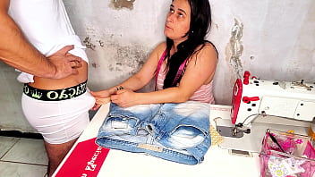 Ereção na frente da costureira