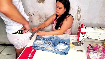 Ereção na frente da costureira