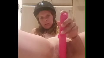 Dutch hottie quaroes’ kinky rodeo ends in a dripping toy orgasm