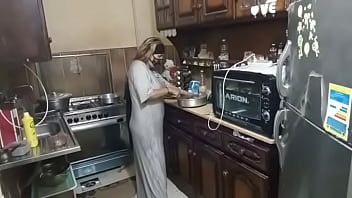 يتجسس على اخت مراته وهي تحظر الفطور ويستدرجها يتجسس على اخت مراته وهي تحظر الفطور ويستدرجها