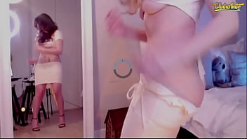 Una bella y atractiva mujer camgirl