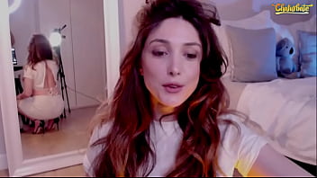 Una bella y atractiva mujer camgirl