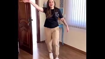 सैक्सी लड़की ने अपना बूब्स हिलाया और बोहोत डांस किया