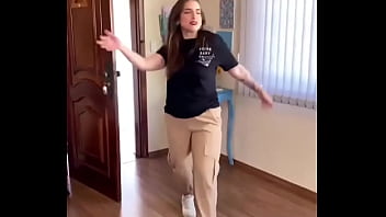 सैक्सी लड़की ने अपना बूब्स हिलाया और बोहोत डांस किया